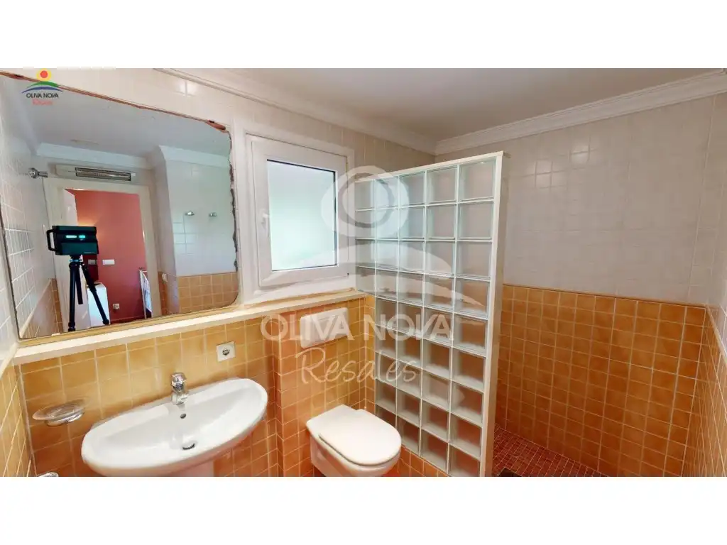 Bany de Casa o xalet en venda en Oliva amb Jardí privat, Terrassa i Piscina