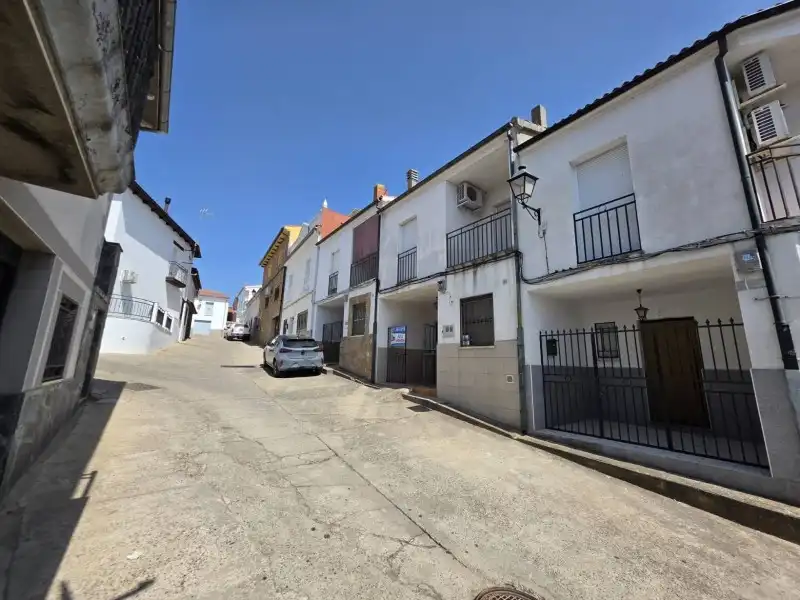 Vista exterior de Casa o xalet en venda en Valdeobispo amb Aire condicionat, Jardí privat i Terrassa