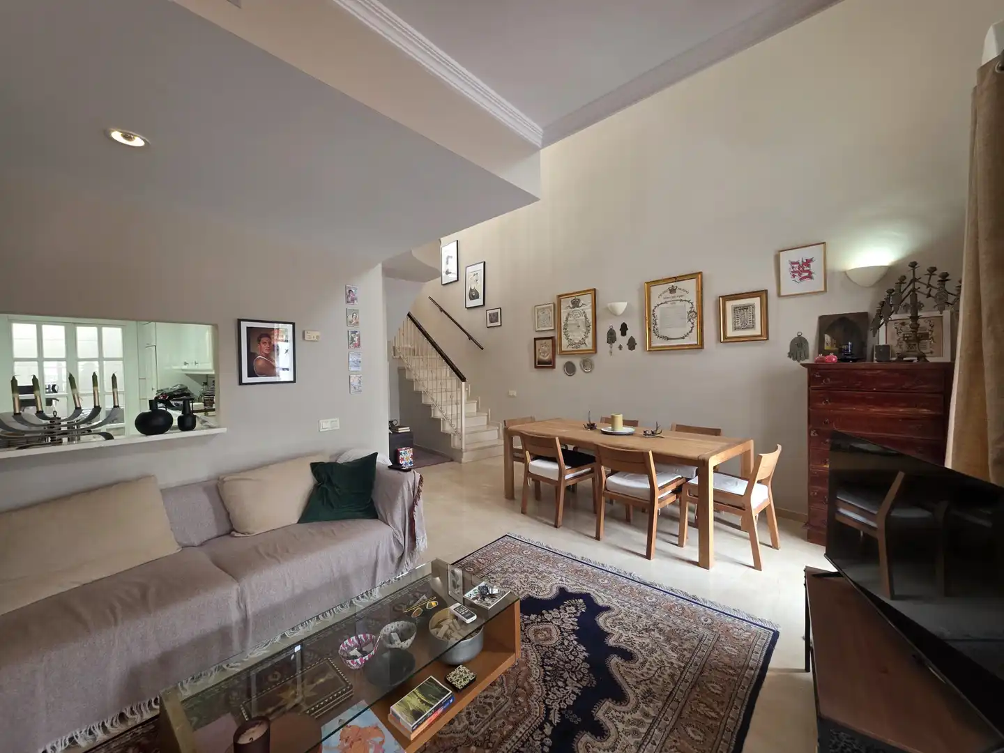 Wohnzimmer von Einfamilien-Reihenhaus zum Verkauf in La Alcaidesa mit Klimaanlage, Terrasse und Abstellraum
