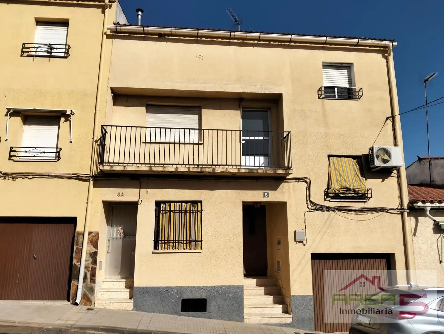 Vista exterior de Casa adosada en venda en Aliseda amb Balcó
