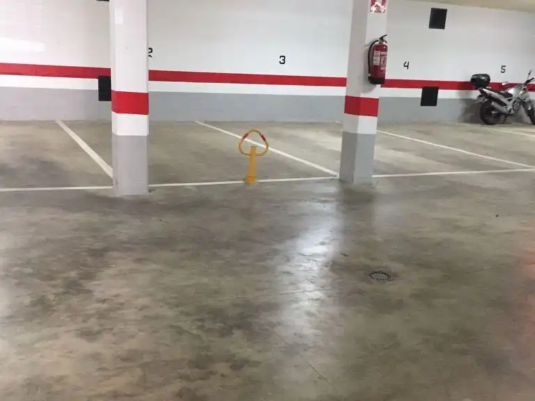 Parkplatz von Garage zur Miete in Rota mit Alarm