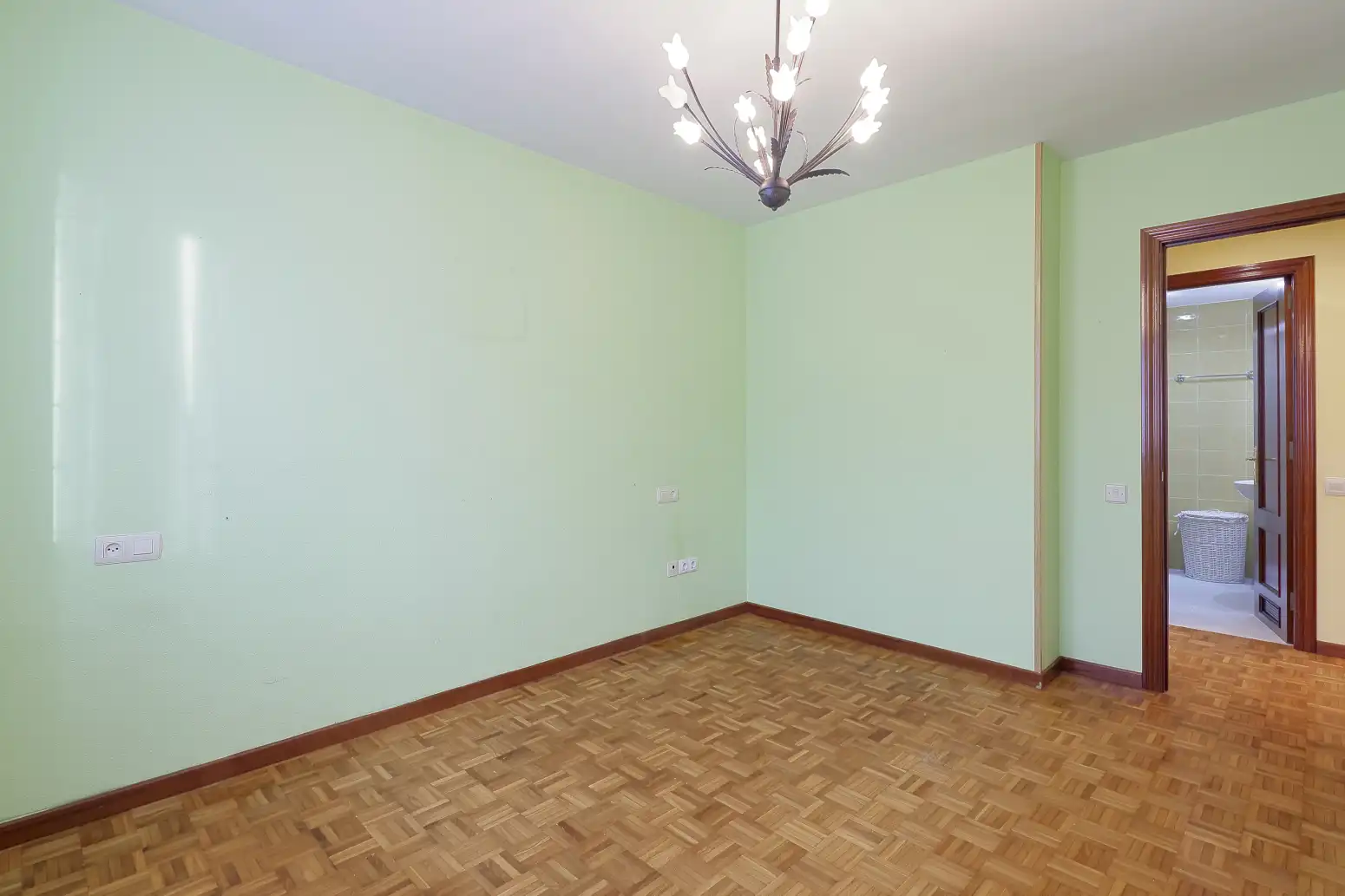 Dormitori de Pis en venda en Oviedo  amb Calefacció, Parquet i Traster