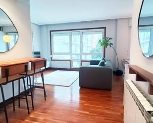 Sala d'estar de Pis en venda en Donostia - San Sebastián  amb Calefacció, Parquet i Moblat
