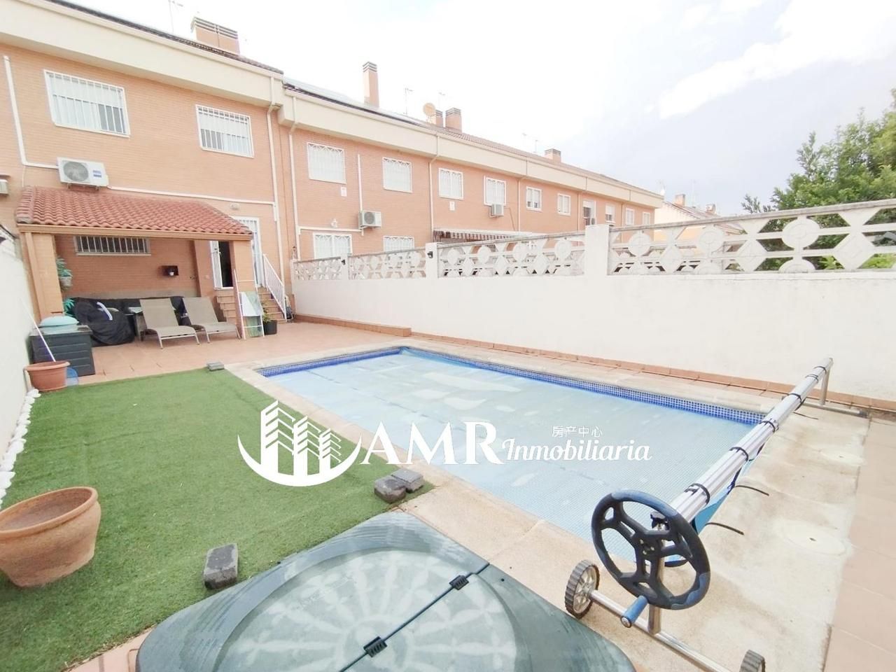 Exterior view of Single-family semi-detached for sale in Parla  with Air Conditioner, Heating and Private garden