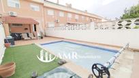 Vista exterior de Casa adosada en venda en Parla amb Aire condicionat, Calefacció i Jardí privat