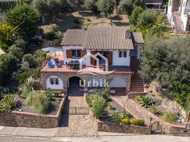Casa amb jardí en venda a Carrer de les Oliveres