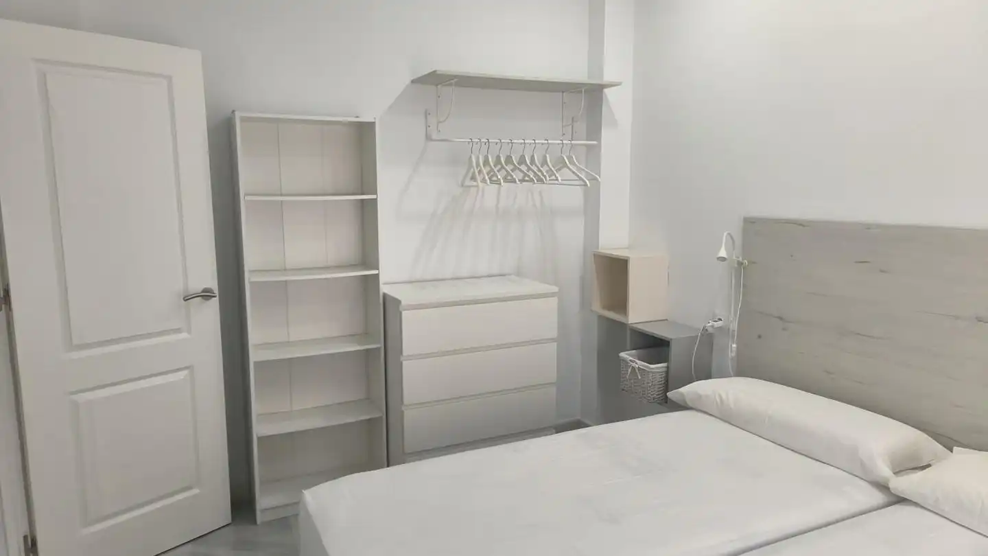Dormitori de Apartament de lloguer en Jerez de la Frontera amb Aire condicionat i Moblat
