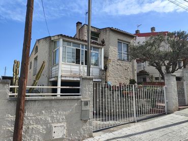 Casa amb balcó en venda a Dr Robert (Calle)