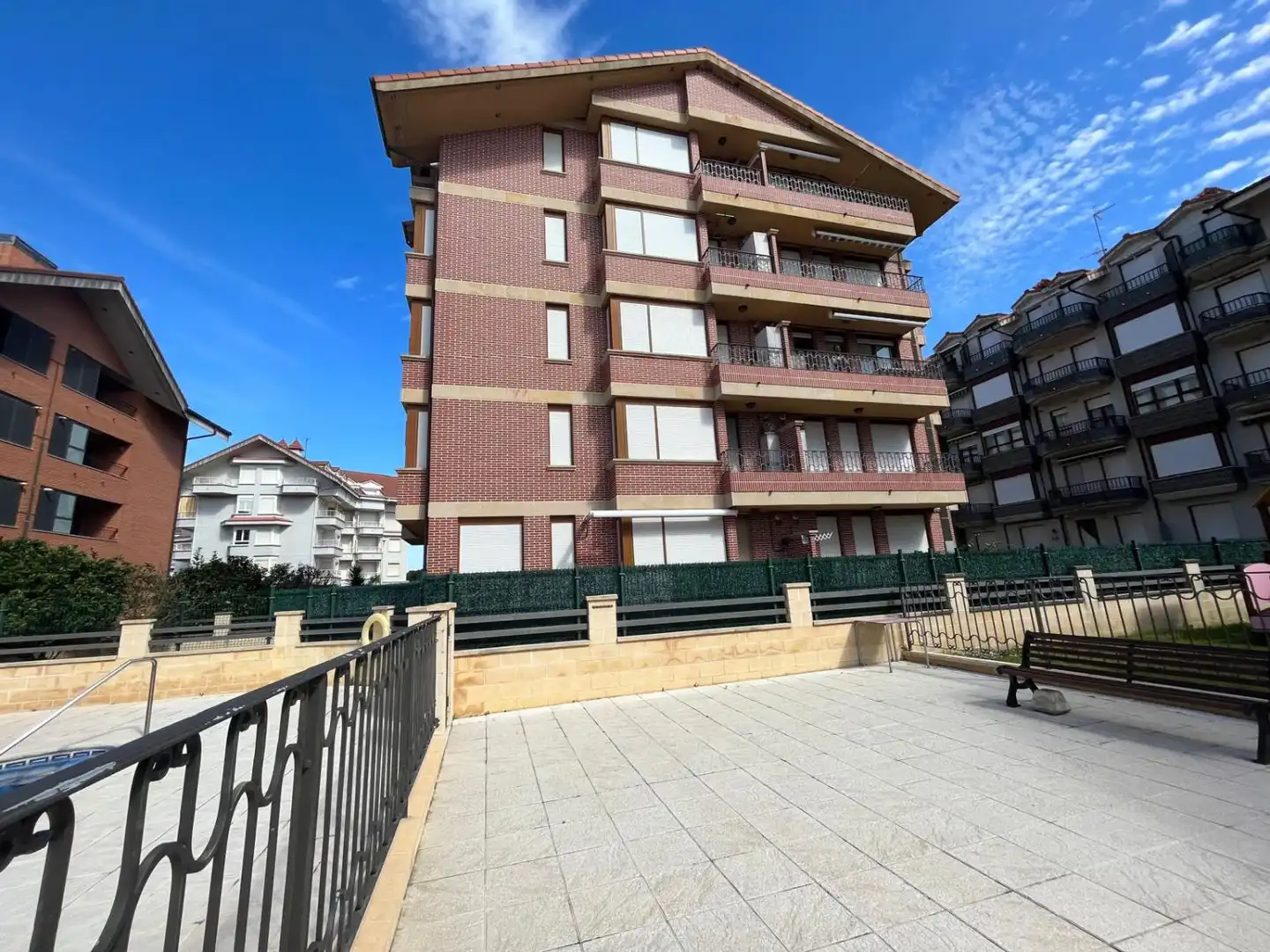 Vista exterior de Àtic en venda en Noja amb Calefacció, Terrassa i Piscina comunitària