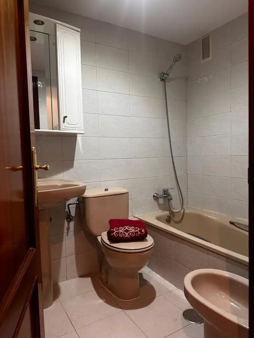Baño de Piso en venta en Oviedo  con Calefacción, Parquet y Trastero
