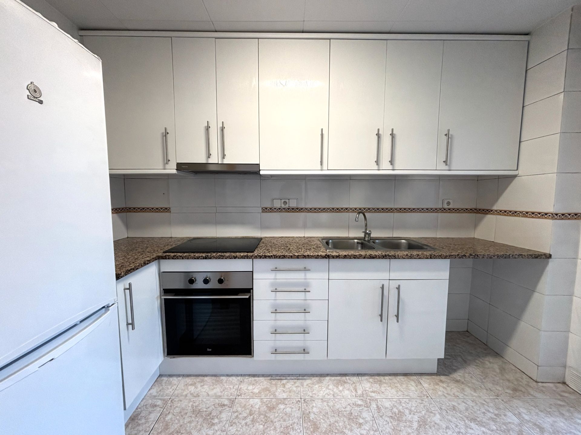 Cocina de Piso en venta en Girona Capital con Calefacción, Terraza y Piscina comunitaria
