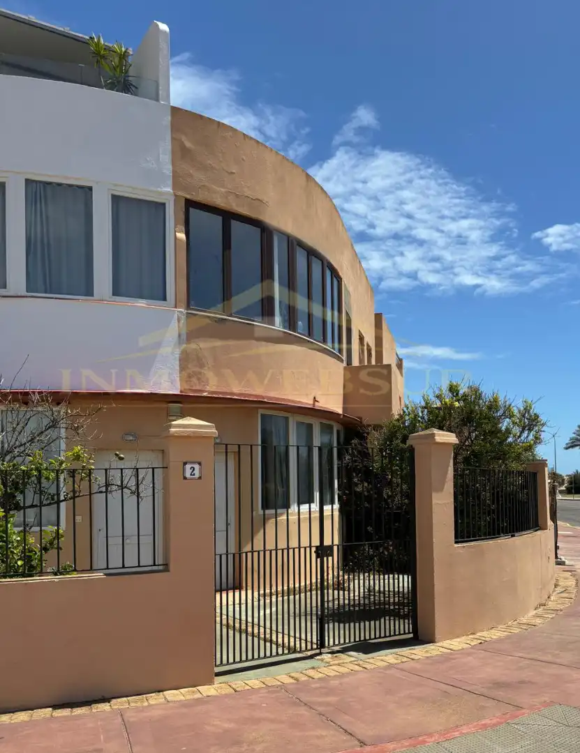 Vista exterior de Casa adosada en venda en Ayamonte amb Jardí privat, Terrassa i Piscina