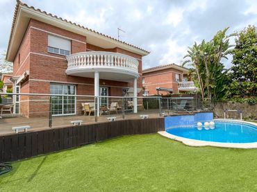 Casa amb piscina en venda a Calle eucaliptus, dels