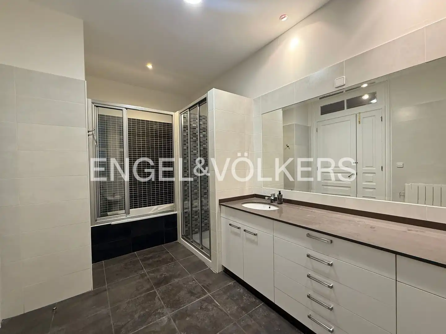 Baño de Piso de alquiler en A Coruña Capital  con Calefacción, Parquet y Balcón