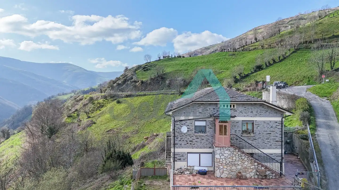 Vista exterior de Casa adosada en venda en Cangas del Narcea amb Calefacció, Jardí privat i Terrassa