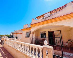 Vista exterior de Casa adosada en venda en Orihuela amb Aire condicionat, Terrassa i Traster