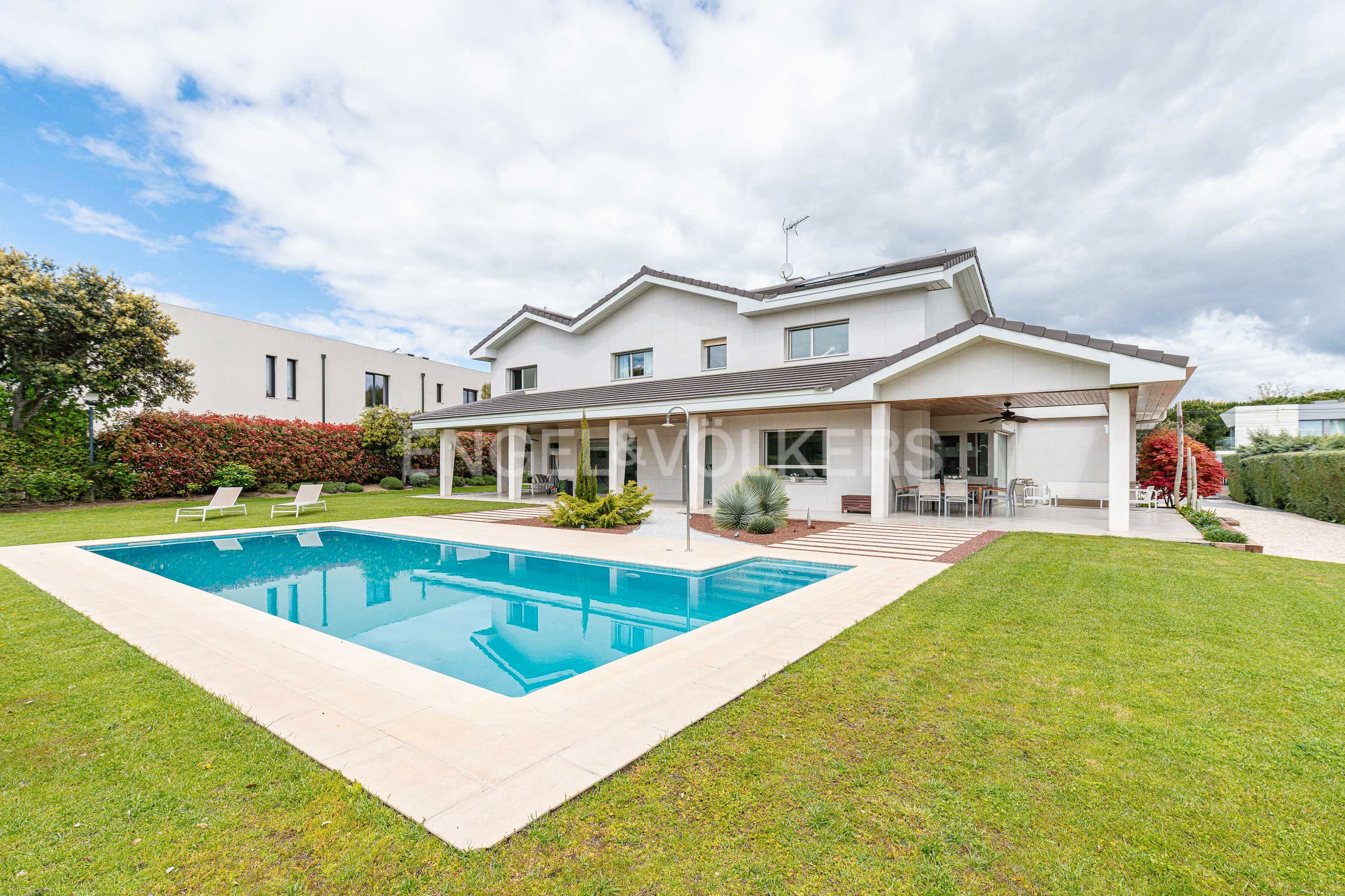 Exterior view of House or chalet for sale in Boadilla del Monte  with Air Conditioner, Heating and Private garden
