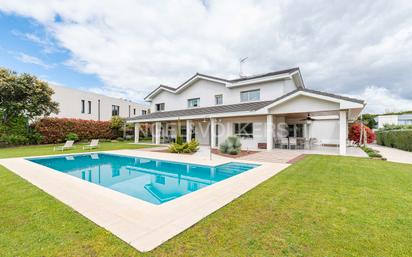 Vista exterior de Casa o xalet en venda en Boadilla del Monte amb Aire condicionat, Calefacció i Jardí privat