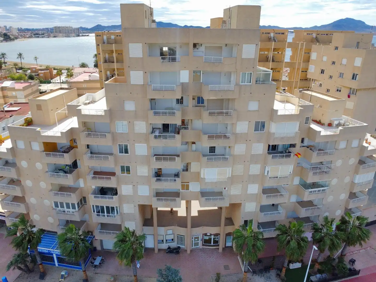 Vista exterior de Apartamento de alquiler en La Manga del Mar Menor con Terraza y Piscina