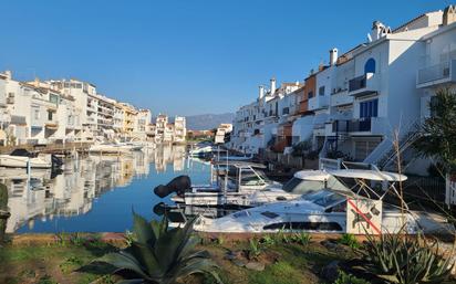 Vista exterior de Casa o xalet en venda en Empuriabrava amb Calefacció, Terrassa i Balcó