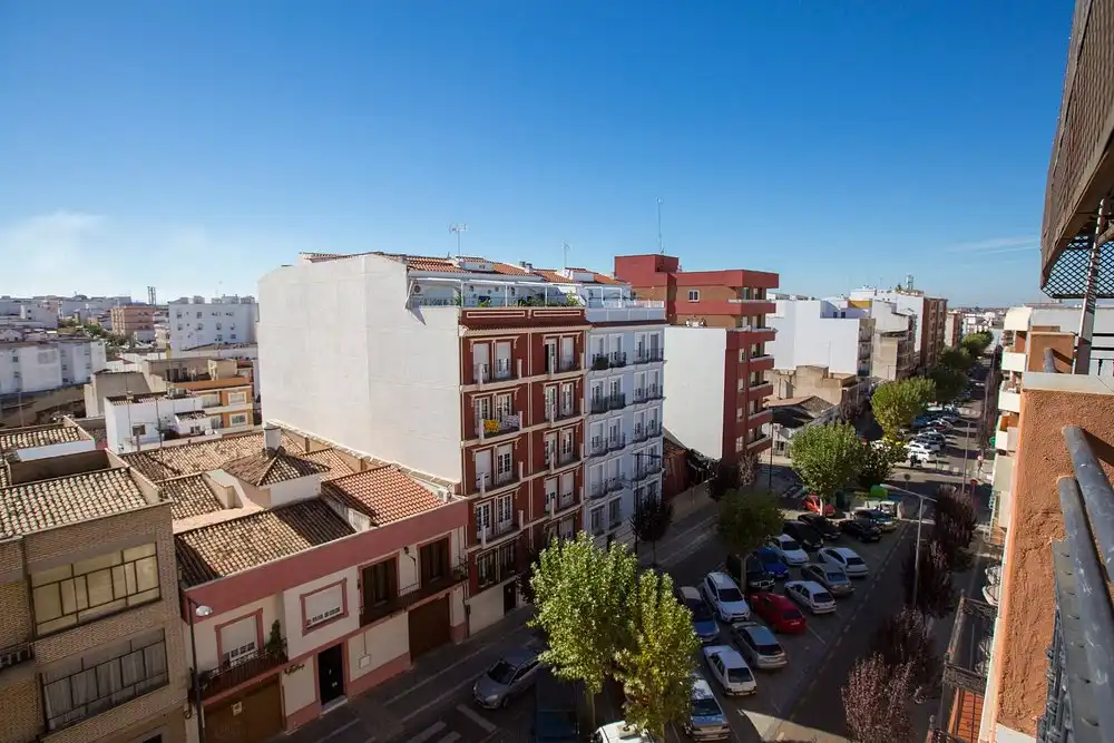 Vista exterior de Edificio en venta en Almendralejo con Alarma