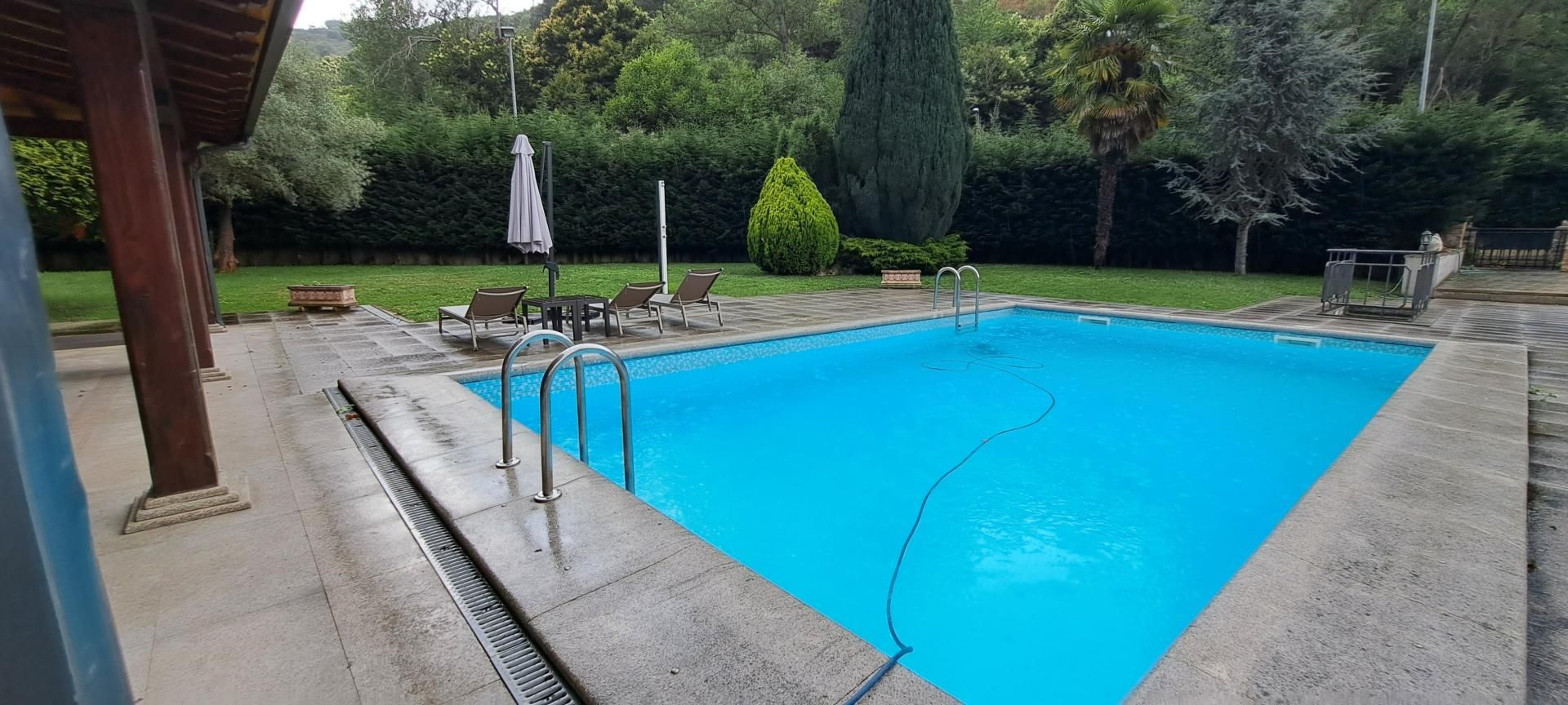 Piscina de Casa o xalet en venda en Ponferrada amb Aire condicionat, Calefacció i Terrassa