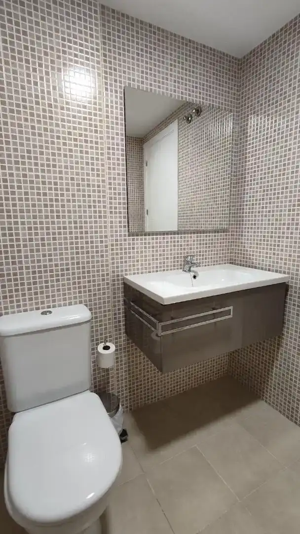 Baño de Piso en venta en Lucena con Aire acondicionado, Piscina y Balcón
