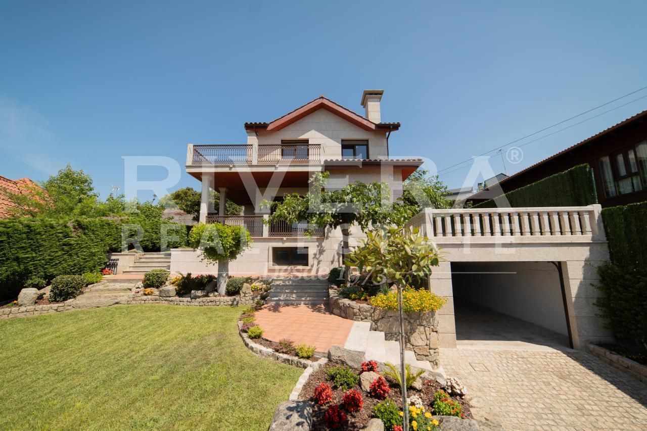Vista exterior de Casa o xalet en venda en Vigo  amb Calefacció, Jardí privat i Terrassa