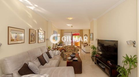 En una de las urbanizaciones más exclusivas y demandadas de Estepona se encuentra este espectacular apartamento dúplex, una propie, imagen 4