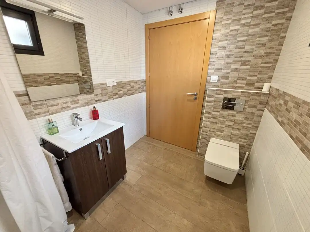 Baño de Casa adosada en venta en Olías del Rey con Aire acondicionado, Calefacción y Piscina