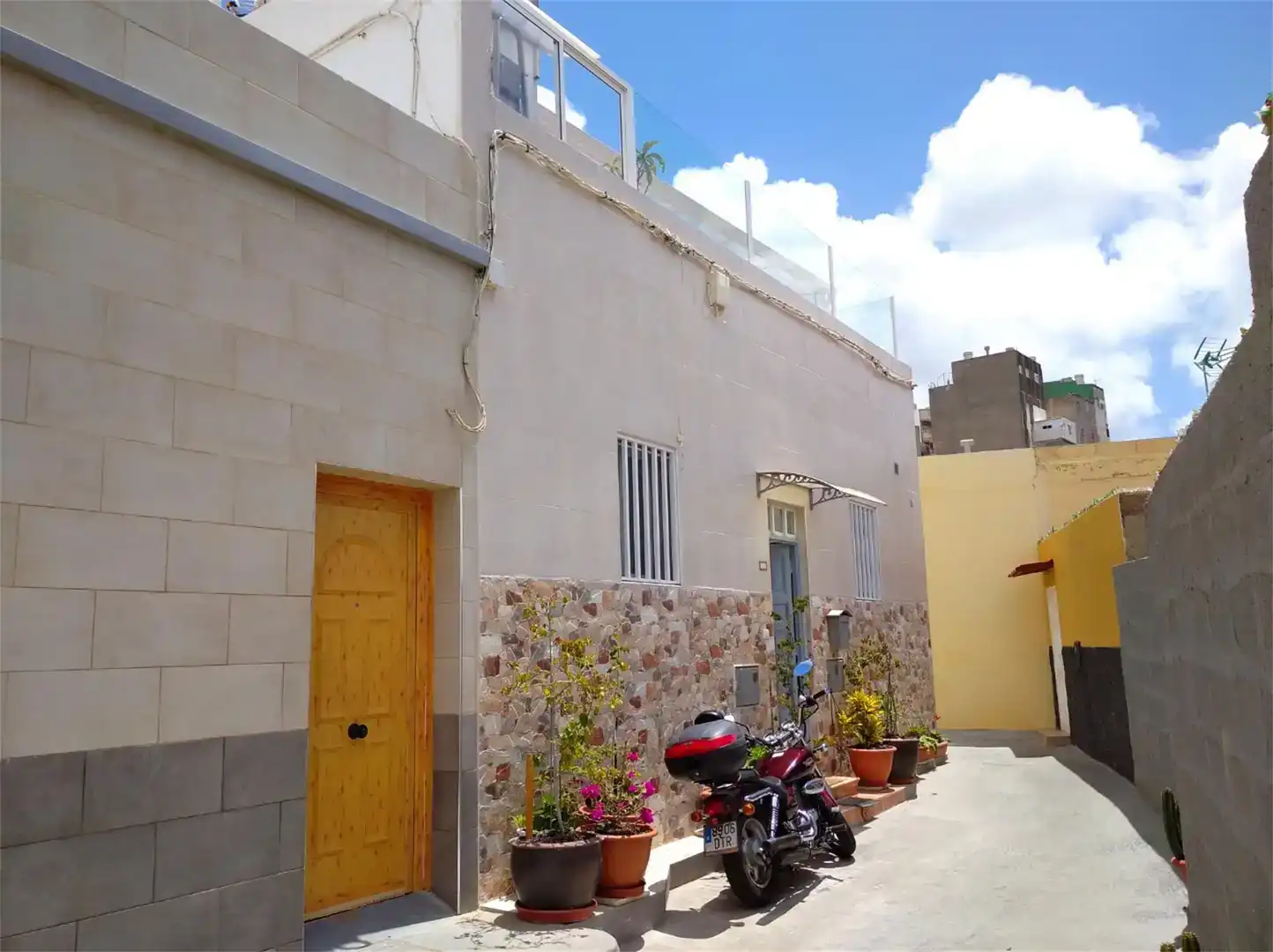 Vista exterior de Casa o xalet en venda en Las Palmas de Gran Canaria amb Moblat, Rentadora i Balcó