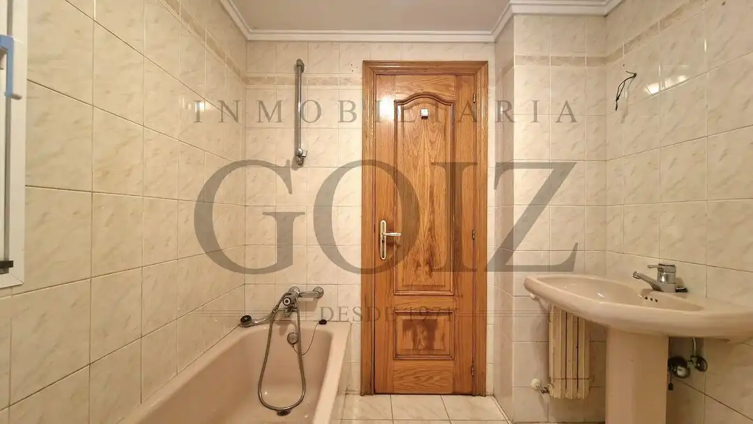 Baño de Piso en venta en Donostia - San Sebastián  con Calefacción y Balcón