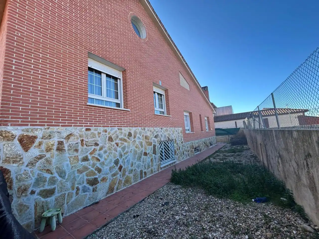 Außenansicht von Haus oder Chalet zum Verkauf in El Casar mit Heizung, Privatgarten und Terrasse