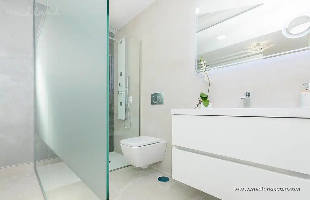 Badezimmer von Wohnungen zum Verkauf in San Miguel de Salinas mit Terrasse und Gemeinschaftspool
