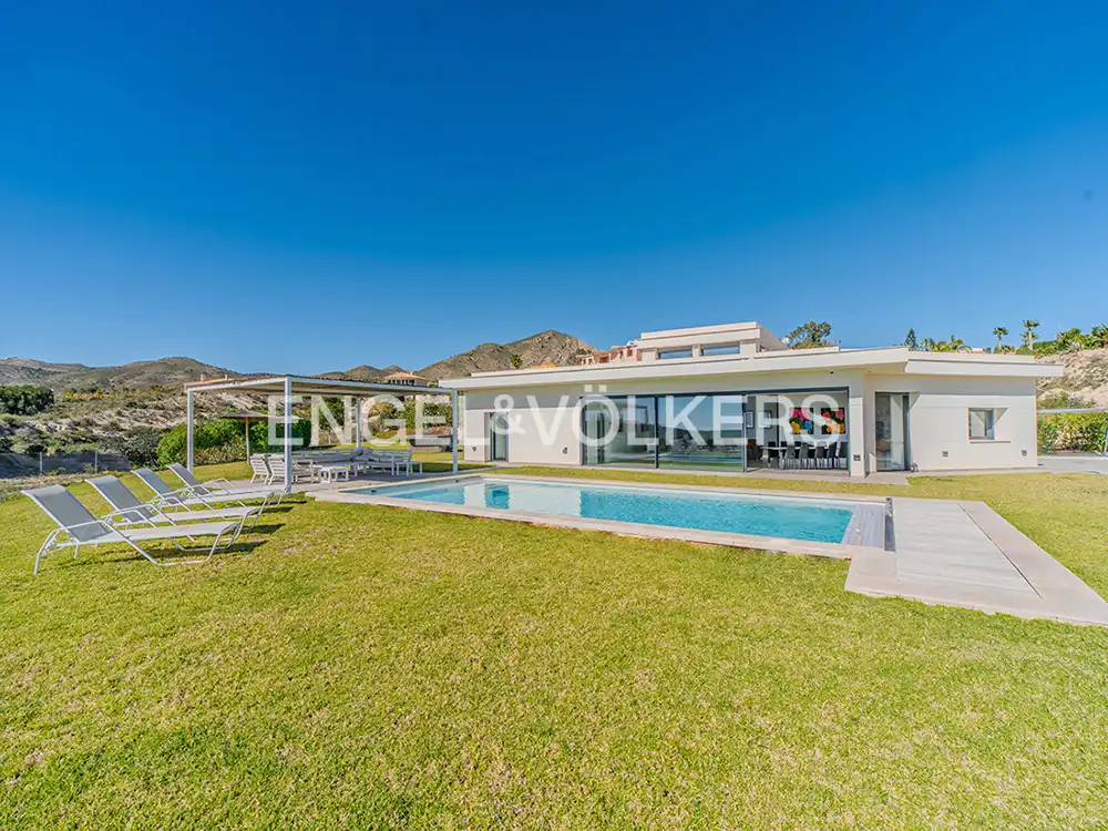 Vista exterior de Casa o xalet en venda en Alicante / Alacant amb Aire condicionat, Calefacció i Jardí privat