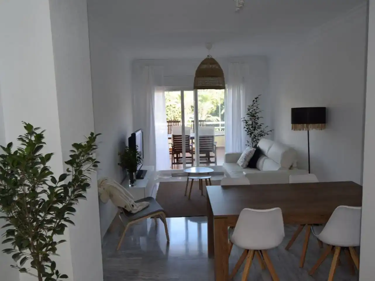 Wohnzimmer von Wohnung zur Miete in Benalmádena mit Klimaanlage und Schwimmbad