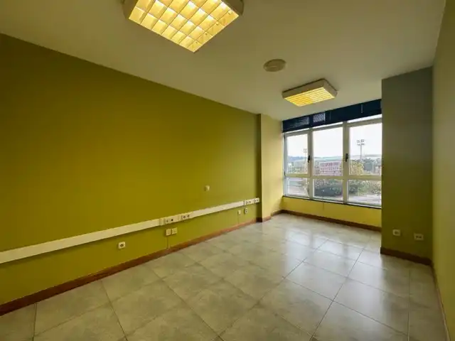 Oficina de alquiler en Santiago de Compostela  con Alarma
