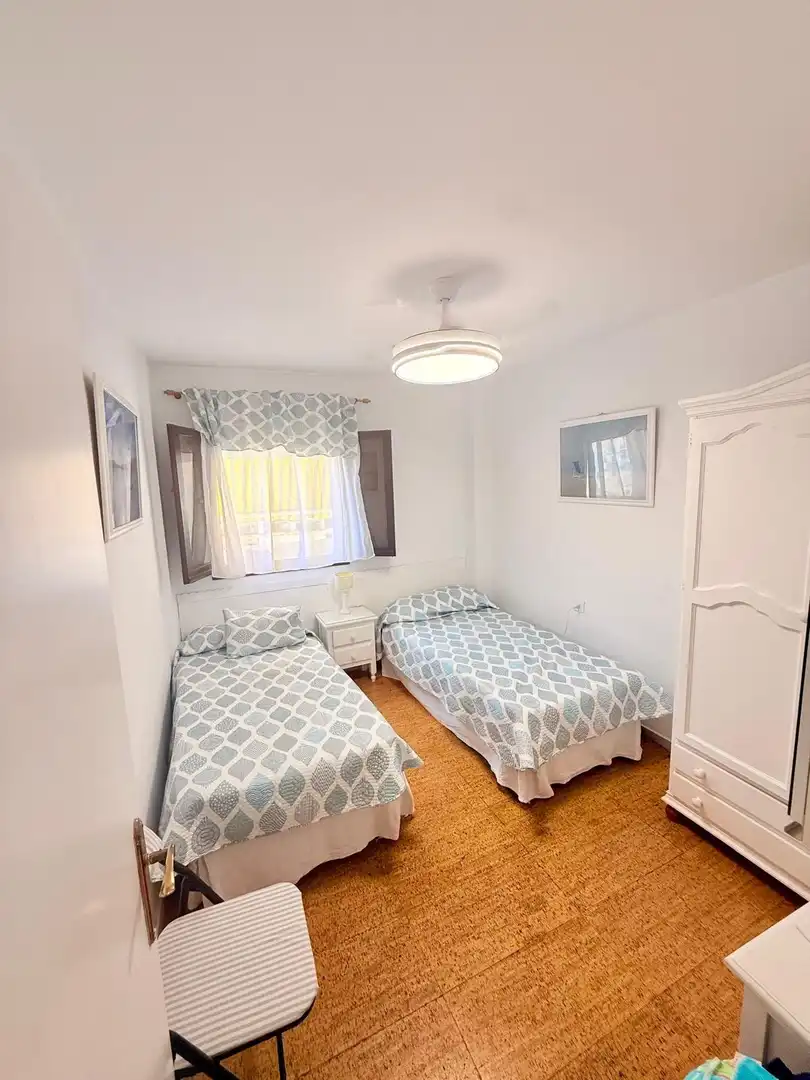 Dormitori de Apartament de lloguer en Vélez-Málaga amb Piscina comunitària