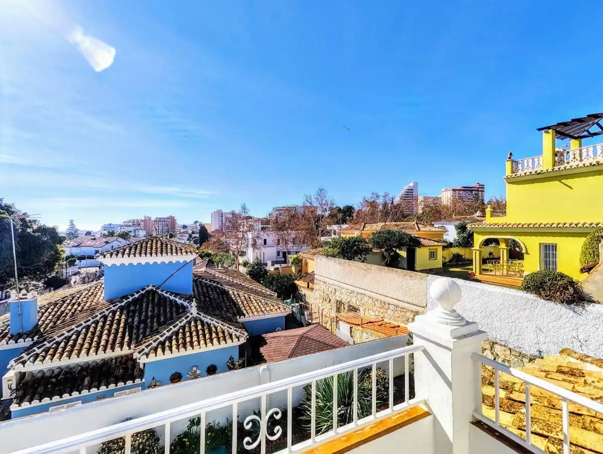 Vista exterior de Casa o xalet en venda en Benalmádena amb Aire condicionat, Jardí privat i Terrassa