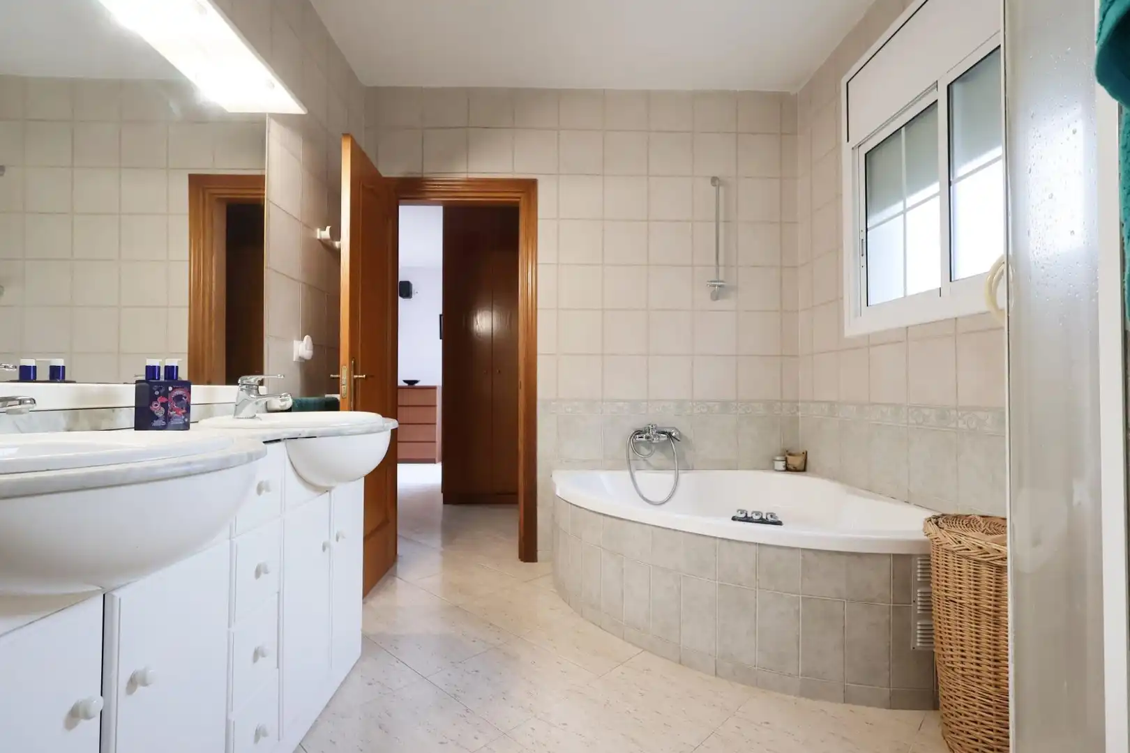 Bany de Casa o xalet en venda en Cubelles amb Aire condicionat, Jardí privat i Terrassa
