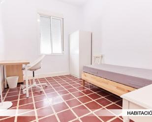 Bedroom of Apartment to share in  Sevilla Capital  with Air Conditioner, Heating and Oven