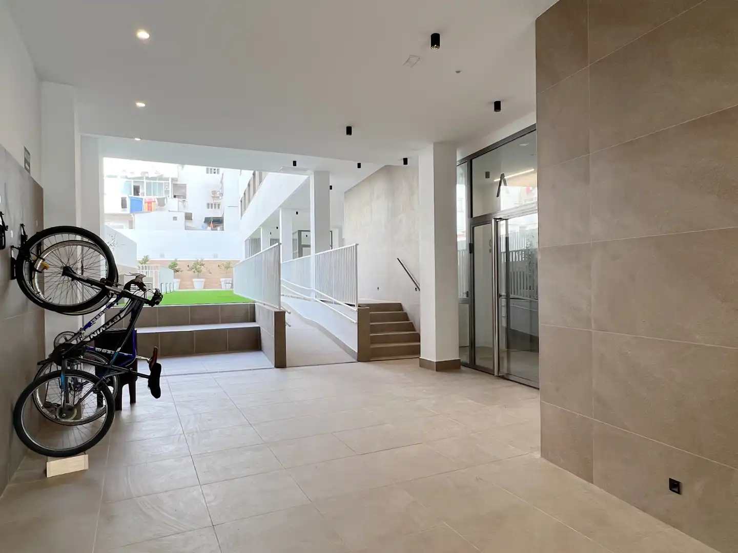 Wohnung zur Miete in Valencia mit Klimaanlage, Heizung und Privatgarten