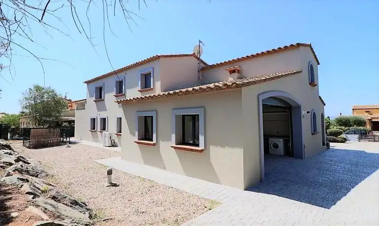 Vista exterior de Casa o xalet en venda en Peralada amb Aire condicionat, Calefacció i Terrassa