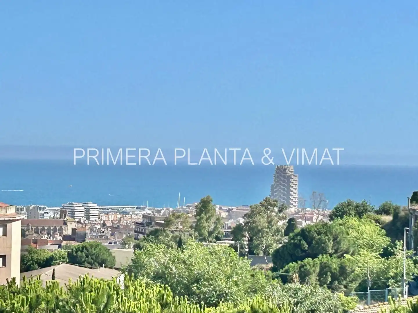 Vista exterior de Casa o xalet en venda en Mataró amb Calefacció, Terrassa i Piscina