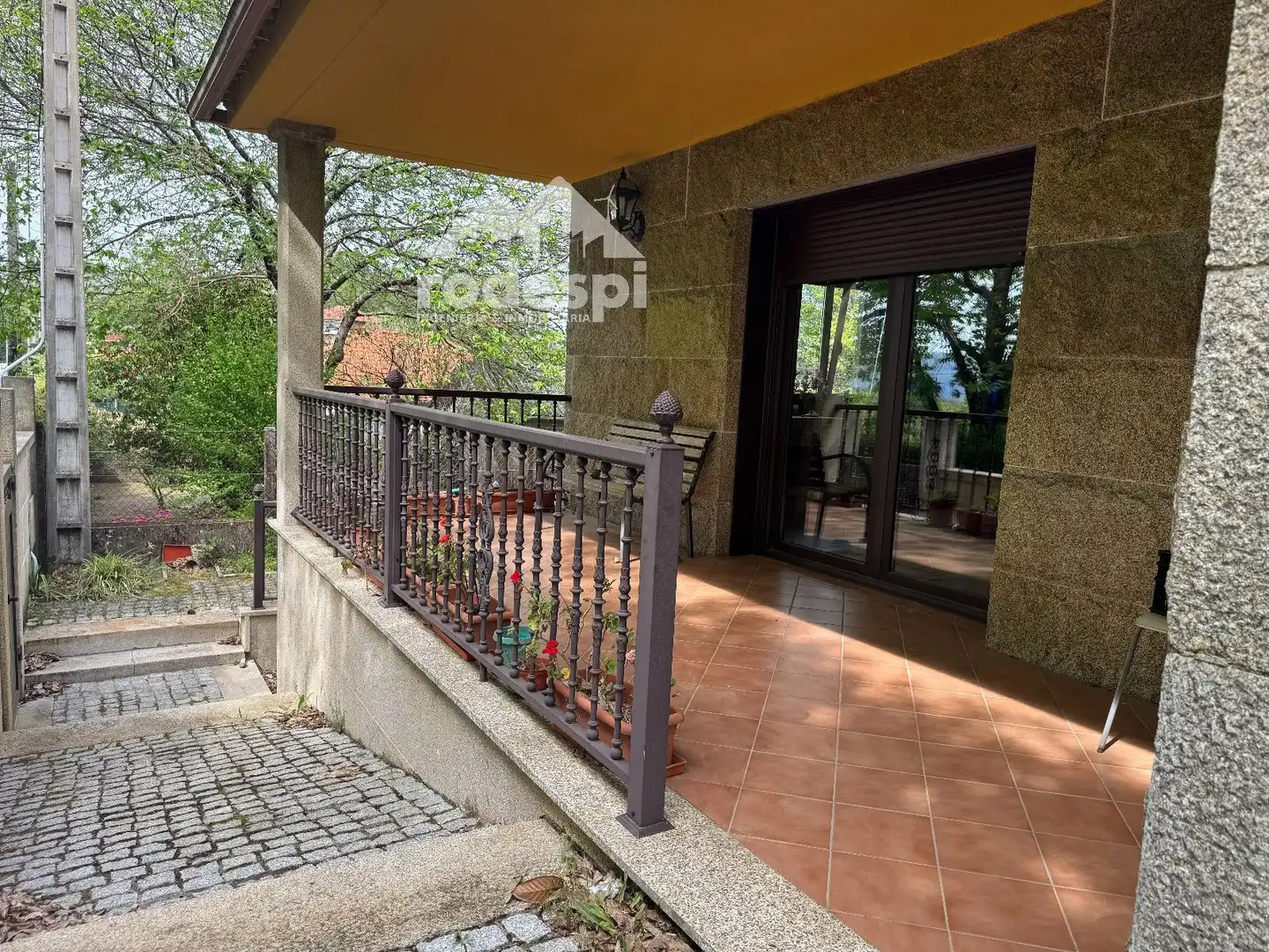 Vista exterior de Casa o xalet en venda en Covelo amb Calefacció, Traster i Moblat