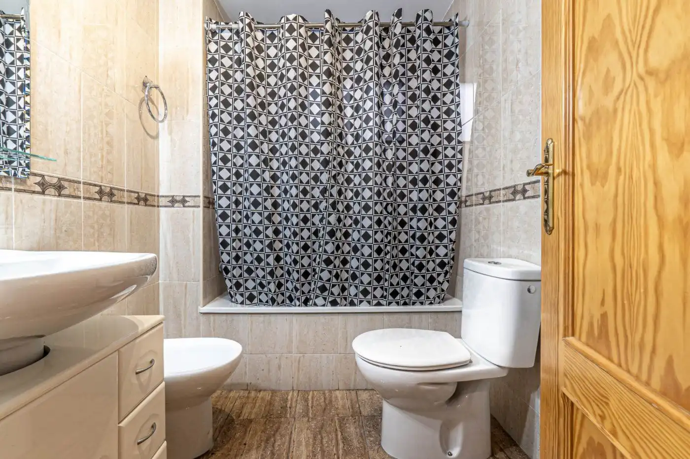 Badezimmer von Wohnung zur Miete in Las Gabias mit Klimaanlage, Heizung und Privatgarten