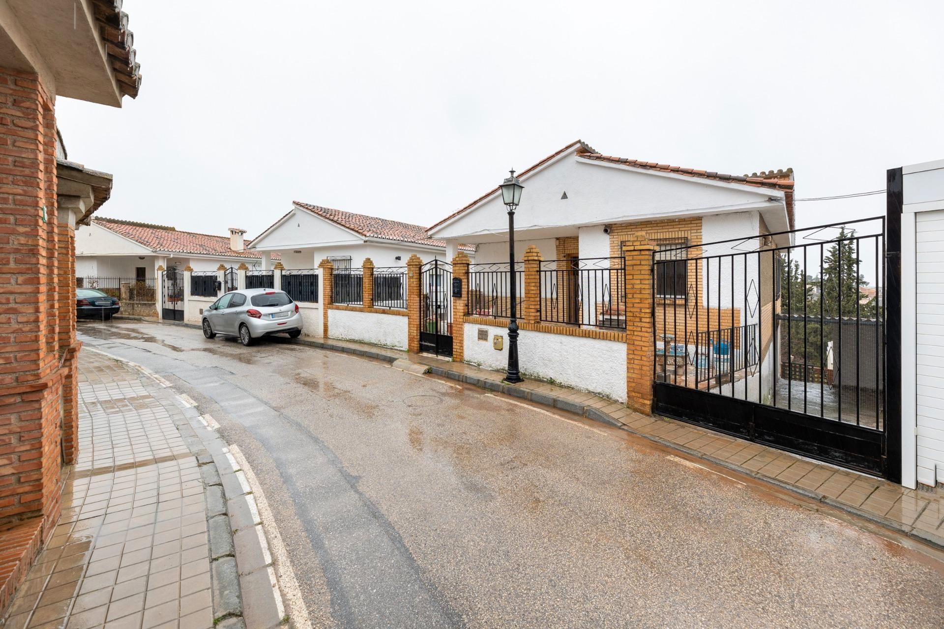 Vista exterior de Casa o xalet en venda en Huétor Vega amb Piscina i Balcó