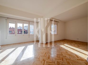 Appartement avec balcon à vendre à Plaça Poeta Marquina