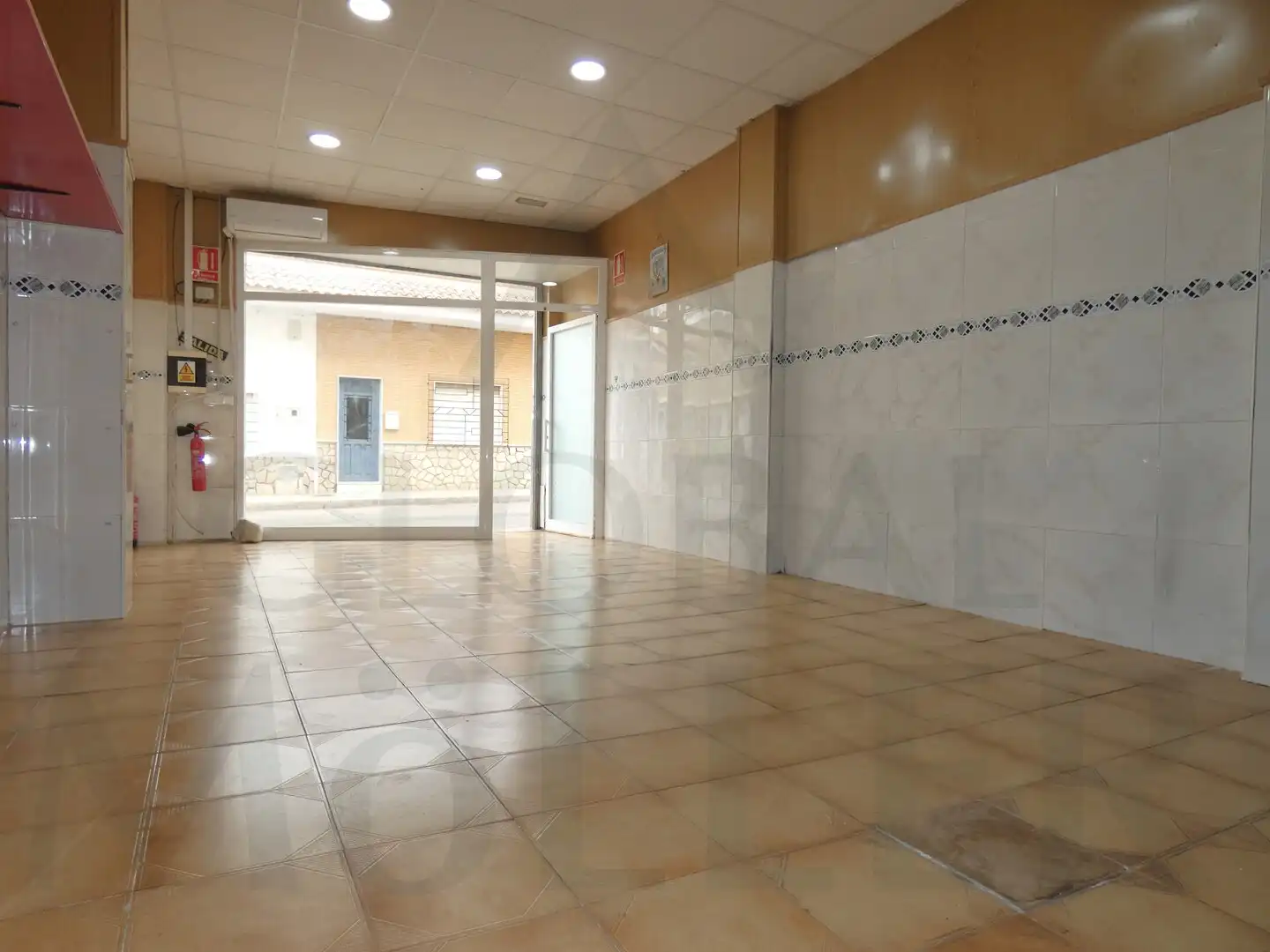 Local de lloguer a Calle Paz de Basilea, 35, Los Dolores