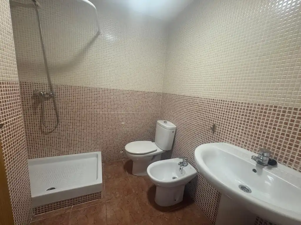 Baño de Piso de alquiler en Paterna con TV y Balcón
